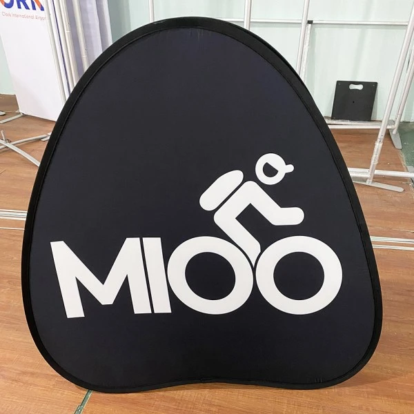 Proč se trojúhelníkové vyskakovací bannery stávají nejúčinnějším nástrojem venkovní reklamy pro akce a propagační akce